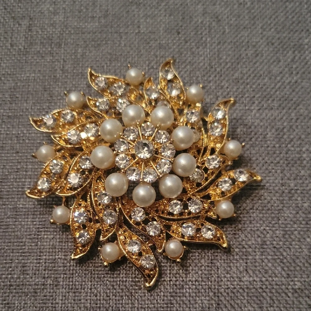 Elegant Gold and Silver Brooch with Pearls